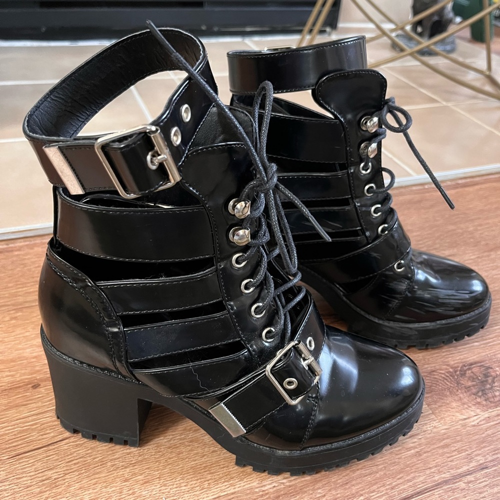 Truffle Collection cut out chunky boots with ankle strap, US 7